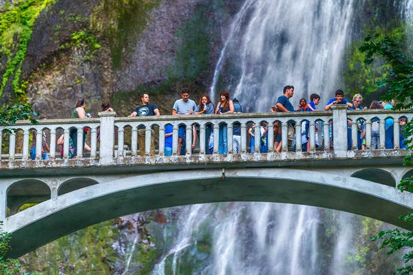 Oregon, nekünk - 2017. augusztus 19.: Turista látogat Multnomah falls. Th — Stock Fotó