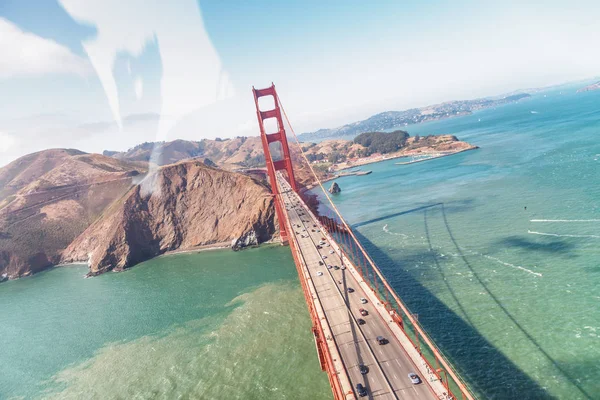Вид с высоты птичьего полета на мост Голден Гейт в Сан-Франциско — стоковое фото