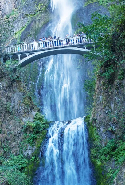 Oregon, oss - 19 augusti 2017: Turister besöker Multnomah falls. Th — Stockfoto