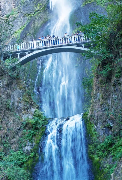 OREGON, ÉTATS-UNIS - 19 AOÛT 2017 : Les touristes visitent Multnomah Falls. Th h — Photo