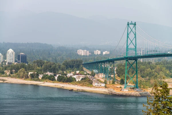 Lions Gate Bridge van Stanley Park in Vancouver, Canada — Stockfoto