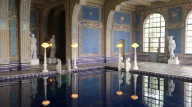 San Simeon, California, ABD - 3 Ağustos 2017: İç havuzu ünlü Hearst Kalesi