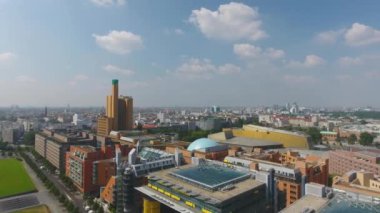 ünlü Potsdamer Platz (Potsdam Meydanı), Berlin, Almanya'nın merkezi kamu kare. Havadan görünümü, video 