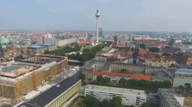 Berlin, Almanya - 24 Temmuz 2016: Şehir manzarası boyunca uzun avenue, havadan görünümü