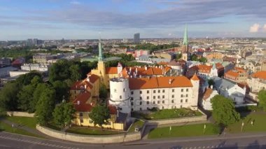 Riga Castle ve Riga, Letonya, video başkenti Daugava Nehri kıyısında tarihi binalar