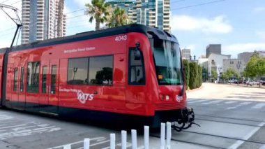 San Diego, Kaliforniya, ABD - Temmuz 2017: yolcu modern kırmızı tramvay şehir sokak hareket