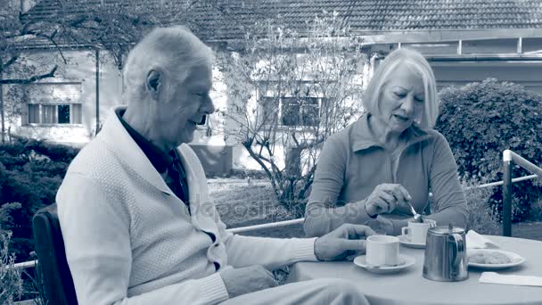 Feliz Pareja Ancianos Desayunando Aire Libre — Vídeo de stock