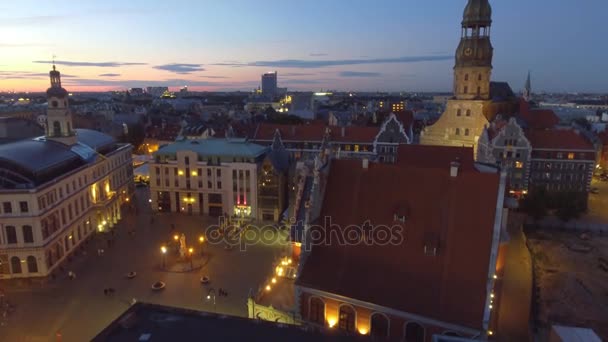 Vista Aérea Nocturna Riga Letonia Con Hermosos Edificios Históricos Video — Vídeo de stock