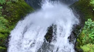 basamaklı şelale muhteşem manzarası. Güzellik doğa, video 