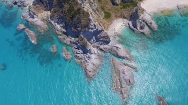 kayalık sahil ve mavi okyanus su, video şaşırtıcı havadan görünümü 