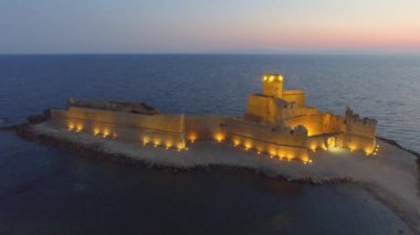Hava panoramik Aragonca kale, Calabria, İtalya. Video