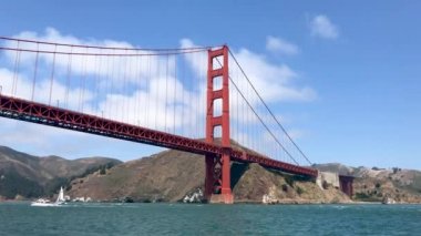 San Francisco Golden Gate Köprüsü ve şehir şeridinin güzel havadan görünümü. Video