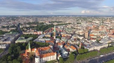 Riga Castle ve Riga, Letonya, video başkenti Daugava Nehri kıyısında tarihi binalar