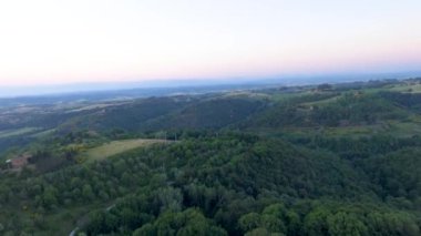 Dusk, İtalya, video güzel Tuscany kırsal havadan görünümü 