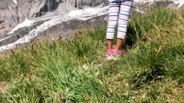 sevimli küçük kız zevk Alp ısmarlayarak, video 