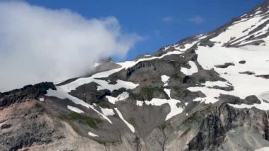 Mavi bulutlu gökyüzü, video karşı karlı Dağları'nın muhteşem panorama 