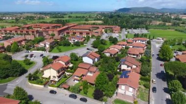 San Giuliano Milanese bölge Lombardy, İtalya Metropolitan City Milano havadan görünümü. Video 
