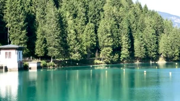 Удивительный Вид Озеро Туристические Здания Вечнозеленый Лес Вокруг Видео — стоковое видео