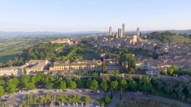Siena eyaletinin, Toskana, İtalya San Gimignano Ortaçağ şehrin havadan gün batımı görünümü harika. Video