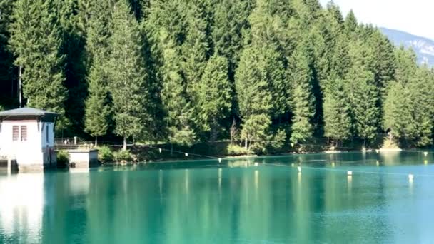 Atemberaubende Aussicht Auf Den See Die Touristischen Gebäude Und Den — Stockvideo