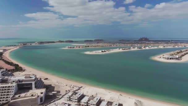 Dubai Marina skyline y Palm Jumeirah, Emiratos Árabes Unidos desde el aire — Vídeos de Stock