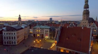 Riga, Letonya, hava akşam manzarası güzel tarihi binalar, video ile