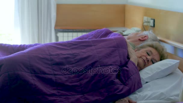 一对夫妇的老人和女人睡在一起床 — 图库视频影像