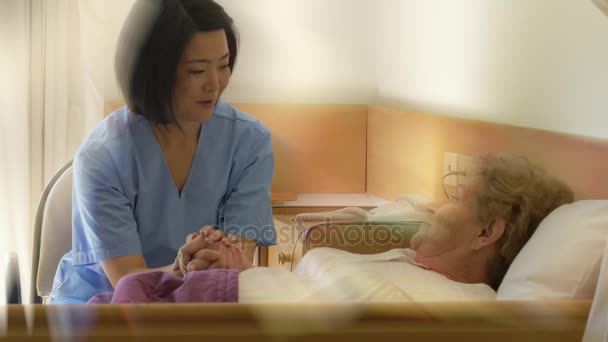 Krankenschwester Spricht Mit Älterer Patientin Die Krankenhaus Bett Liegt — Stockvideo
