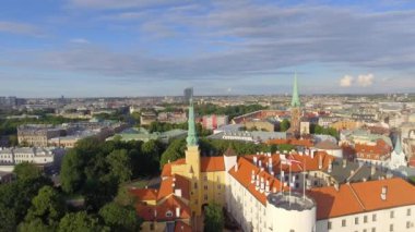 Riga Castle ve Riga, Letonya, video başkenti Daugava Nehri kıyısında tarihi binalar