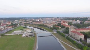 Yaz hava cityscape, Vilnius, Litvanya video 