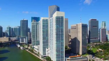  Güzel manzara gökdelenlerin Miami şehir Brickell anahtar Island, Florida, ABD. Video