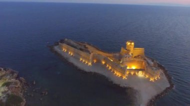 Hava panoramik Aragonca kale, Calabria, İtalya. Video