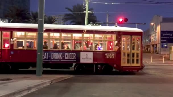 New Orleans Usa Helmikuu 2016 Punainen Raitiovaunu Ylittää Kaupungin Katu — kuvapankkivideo