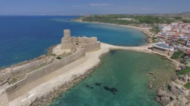 Hava panoramik Aragonca kale, Calabria, İtalya. Video