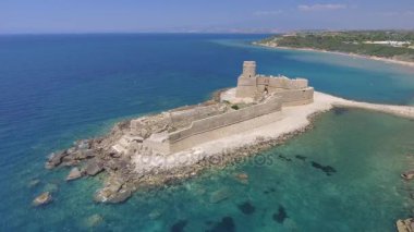 Hava panoramik Aragonca kale, Calabria, İtalya. Video