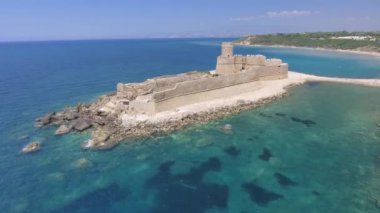 Hava panoramik Aragonca kale, Calabria, İtalya. Video