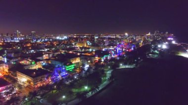 Miami Beach manzarası, gece, Florida, ABD Hava görünümünü. Video
