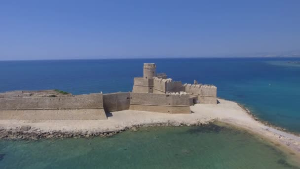 Panorama Flygfoto Över Aragoneses Fästning Kalabrien Italien Video — Stockvideo