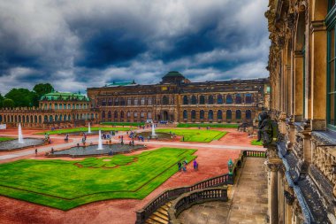Dresden, Almanya - 15 Temmuz 2016: Turist Zwinger Palace ziyaret edin. Konumu, daha önce Dresden kalenin parçası..