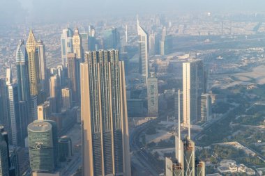 Dubai - 4 Aralık 2016: Downtown Dubai, hava manzaraya günbatımı. Şehir her yıl 30 milyon turist çeken.