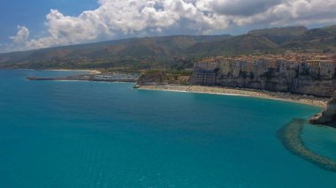 Hava panoramik Tropea kıyı şeridi ve plaj yaz, Calabria - İtalya.