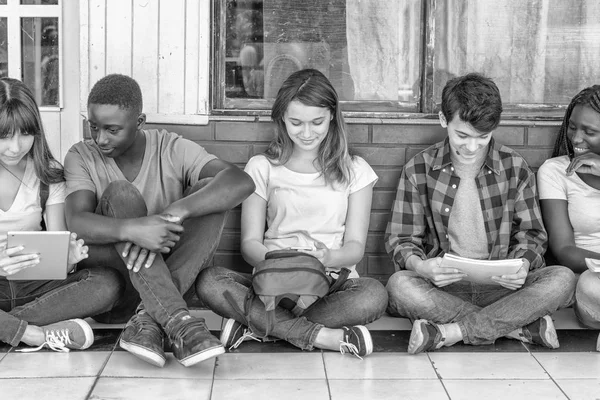 Grupo Multiétnico Adolescentes Que Utilizan Electrónica Leen Libros Sentados Pasillo — Foto de Stock