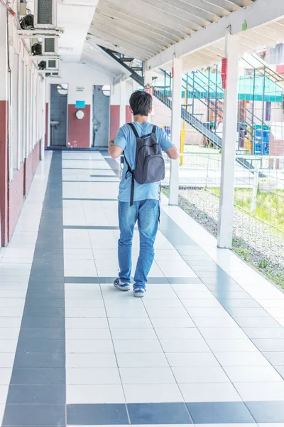 Visão Traseira Estudante Escola Andando Pelo Corredor — Fotografia de Stock