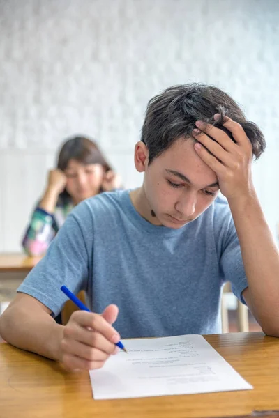 Kaukasiska Manlig Tonåring Att Göra Lektion Klassrummet Och Orolig För — Stockfoto