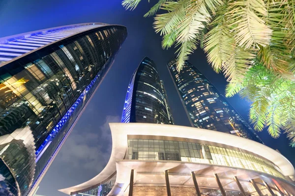 Utcára Néző Éjjel Abu Dhabi Corniche Road Épületek — Stock Fotó