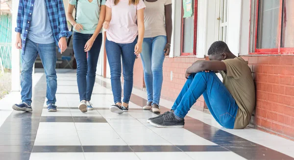 Bullying Escolar Afro Americano Adolescente Desesperado Sentado Corredor Escola Enquanto — Fotografia de Stock