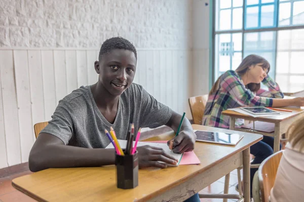 Africano Maschio Adolescente Fare Lezione Classe Felice Test — Foto Stock