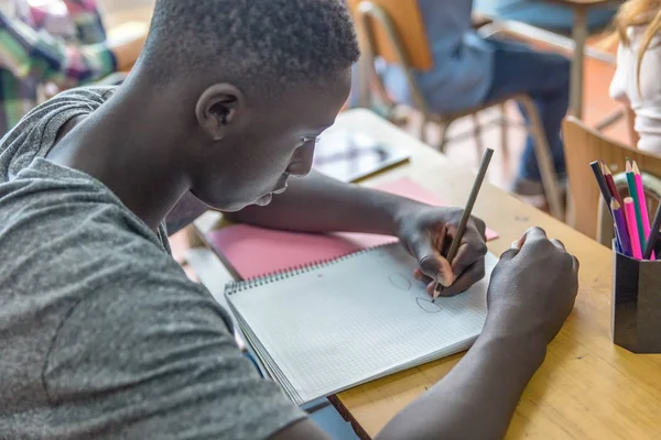 Afrikanischer Männlicher Teenager Macht Unterricht Klassenzimmer Und Macht Sich Sorgen — Stockfoto