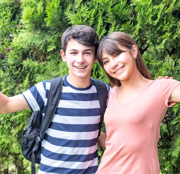 Adolescente Casal Livre Sorrindo Asiáticos Caucasianos — Fotografia de Stock