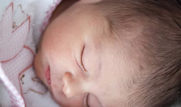Новорожденная Девочка Отдыхает Своей Кровати — стоковое фото